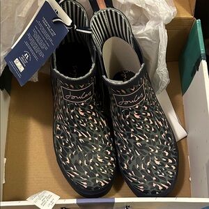 Joules green feather Print Molly Welly Rain Ankle Boots new in box. Size 7